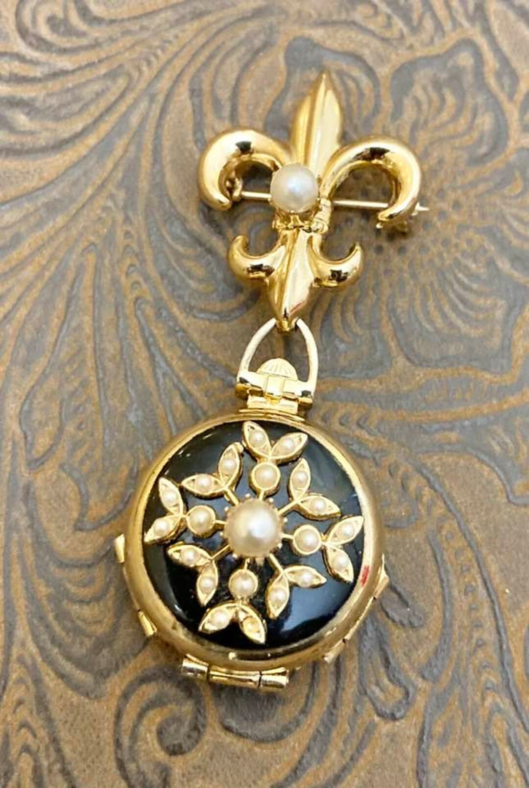 Coro Pegasus ロケットブローチ　ヴィンテージ Vintage Coro Pegasus Chatelaine Brooch Picture Locket C268 - Etsy