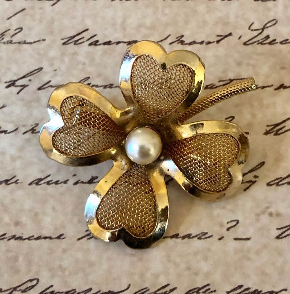 Broche Vintage Coro Ton Doré - Motif Trèfle 4 Feuilles Avec Perles, Signée - Taille 1.5x1.25 Pouces