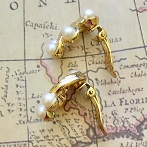 Vintage Crown Trifari Faux Pearl Earrings 540 image 5