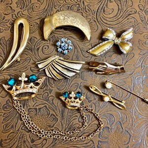Vintage Assortment Brooches                             126