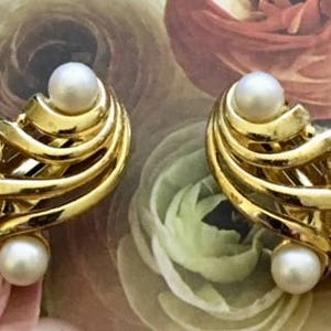 Vintage Crown Trifari Faux Pearl Earrings 540 image 7