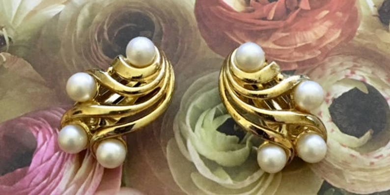 Vintage Crown Trifari Faux Pearl Earrings 540 image 7