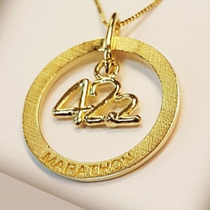 Collar con colgante de plata de ley 925 de 42,2 km para maratón, regalos para corredores de maratón para mujeres y hombres