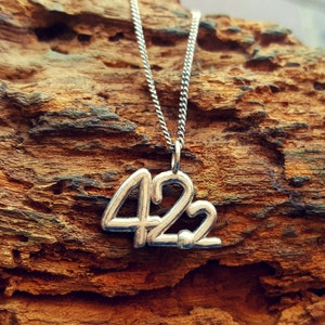 42.2 km 26.2 MILE Marathon Pendant Marathon Runner Gifts For Women Or Men Half Marathon Body
