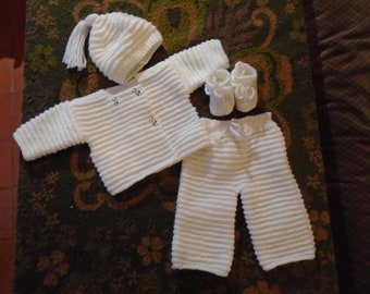 layette tricotée main: ensemble prématuré, avec bonnet, brassière fermée devant, blanc uni, joli point alternant mousse et jersey,