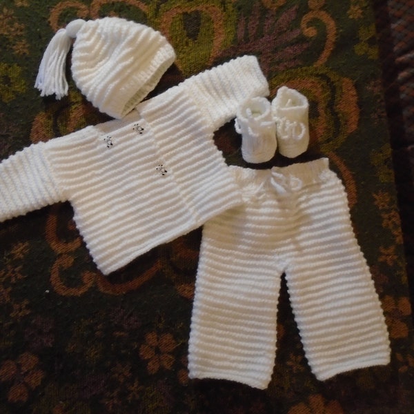 layette tricotée main: ensemble prématuré, avec bonnet, brassière fermée devant, blanc uni, joli point alternant mousse et jersey,