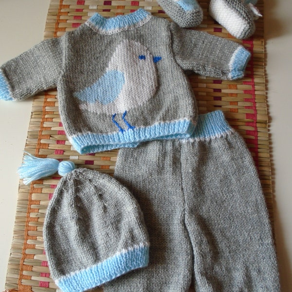 layette triocotée à la main: ensemble taille prématuré et petit bébé, avec bonnet,gris, bleu ciel et blanc, brodé d'un oiseau blanc