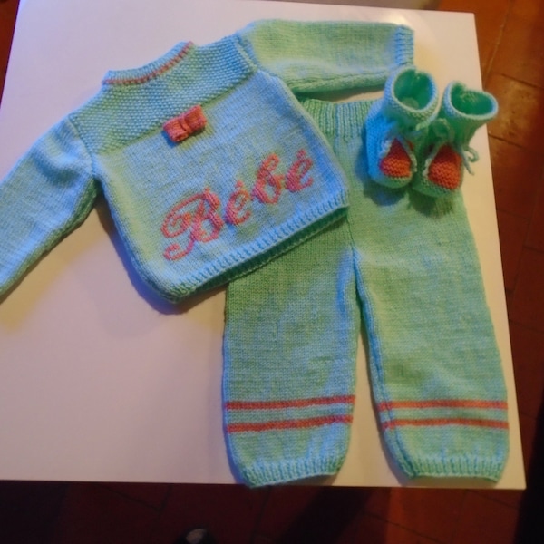 Ensemble 6 mois,pull,pantalon,chaussons, vert tendre,pull brodé du mot "bébé", avec un noeud saumon, ouverture au dos boutonnée, acrylique