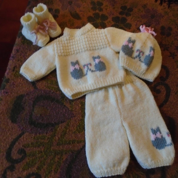 layette tricotée main:Ensemble taille prématuré, avec bonnet,beige, brodé "chats amoureux", acrylique