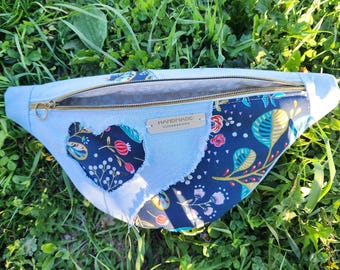 Damesheuptasje gemaakt van gerecycled denim - handgemaakt heuptasje - trendy tas van bloemenstof - milieuvriendelijk accessoire - katoenen heuptas