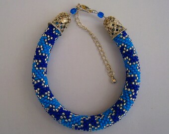 Bracelet crocheté en perles de rocaille BLEU et ARGENT.