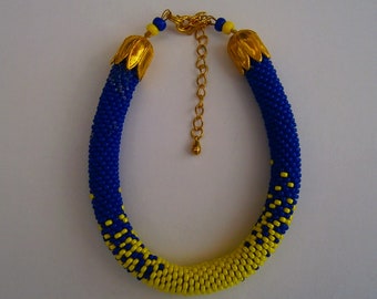 Un bracelet réalisé au crochet en perles de rocaille, coloris BLEU et JAUNE.