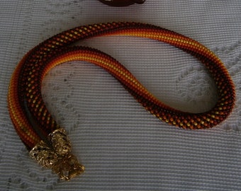 Colorido collar en espiral, hecho CON GANCHILLO; tonos: burdeos, rojo, naranja, amarillo