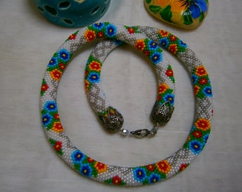 Flowery necklace white and multicolored background AT CROCHET