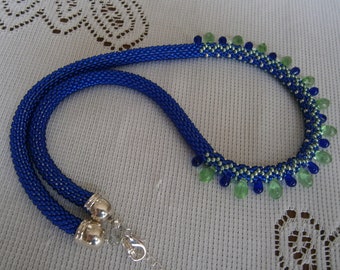 Collier en perles de rocaille et gouttes de verre