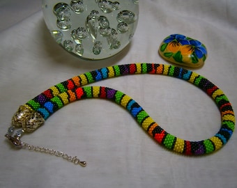 Collier en perles de rocaille réalisé AU CROCHET multicolore