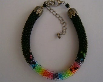 Bracelet réalisé au crochet en perles de rocaille, noir et multicolore.