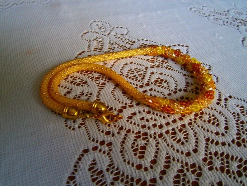 Collier crocheté en perles de rocaille et en toupies de cristal SWAROVSKI, tons de jaune image 1