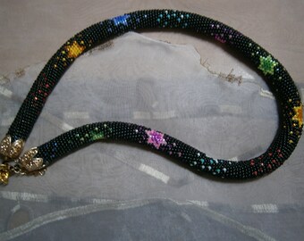 Collier spirale en perles de rocaille noir et multicolore ; il est entièrement réalisé AU CROCHET perle par perle !