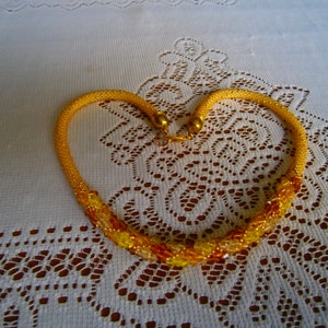 Collier crocheté en perles de rocaille et en toupies de cristal SWAROVSKI, tons de jaune image 2