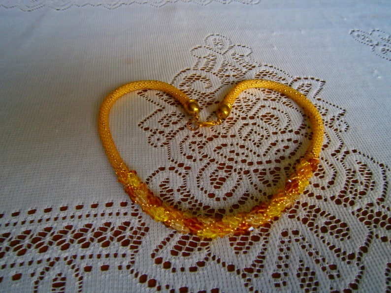 Collier crocheté en perles de rocaille et en toupies de cristal SWAROVSKI, tons de jaune image 2