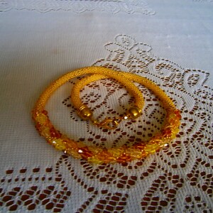 Collier crocheté en perles de rocaille et en toupies de cristal SWAROVSKI, tons de jaune image 3