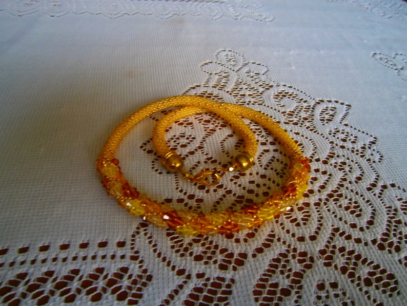 Collier crocheté en perles de rocaille et en toupies de cristal SWAROVSKI, tons de jaune image 3