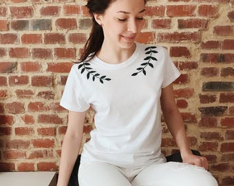 Embroidered t-shirt, White t shirt, embroidered shirt, hand embroidery, Women's t shirt, Floral embroidery, embroidered tee, boho style