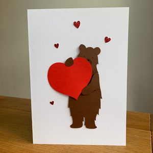 Tarjeta de San Valentín hecha a mano con un oso sosteniendo un corazón, tarjeta de felicitación 3D, tarjeta reciclada