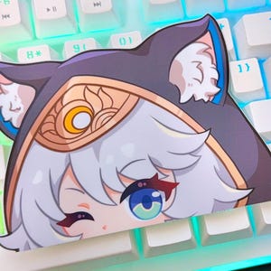 Puede incluir: Una pegatina con un personaje de dibujos animados con cabello blanco, ojos azules y una capa con capucha morada con orejas de gato. El personaje lleva una diadema dorada con un diseño de media luna.