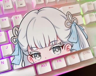Puede incluir: Un personaje de estilo anime blanco con cintas azules en el pelo, parcialmente oculto por un teclado con teclas rosas y blancas. Los ojos del personaje son visibles, y las teclas del teclado tienen etiquetas como "ALT", "FN" y "CTRL".
