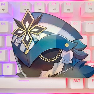 Może przedstawiać: Naklejka z postacią anime w kolorze niebieskim i czarnym z gwiazdką na białym keyboardzie.