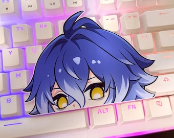 Könnte beinhalten: Ein Aufkleber mit einem Anime-Charakter mit blauen Haaren und gelben Augen, der teilweise verdeckt ist. Der Aufkleber befindet sich auf einer weißen Tastatur mit violetter Hintergrundbeleuchtung.