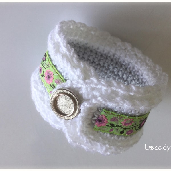 Bracelet Manchette Crochet Romantique-Acrylique Blanc Gris-Ruban Multicolore-Fermeture Bouton-Cadeau Adolescente ou Jeune Femme-Fait main