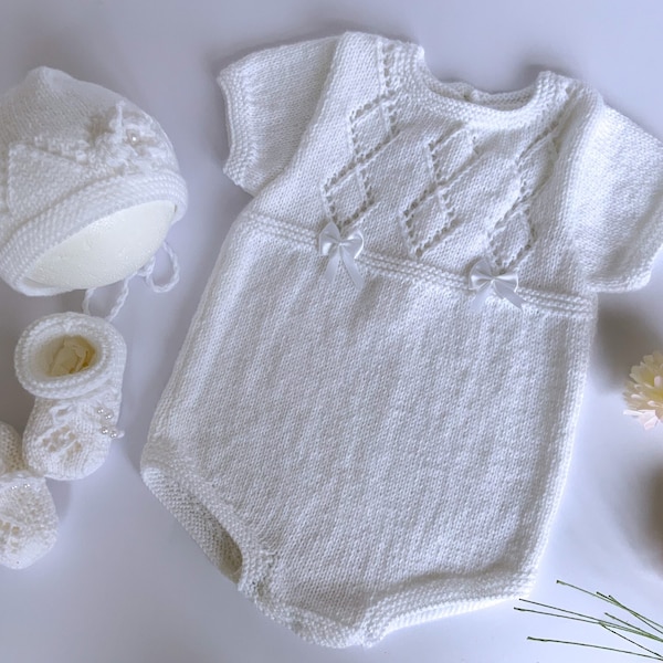 Ensemble pour Bébé 3 Mois Tricoté à la Main,Barboteuse Bébé Blanche avec Bonnet et Chaussons,Tenue Bébé Manches Courtes Unisexe Extra Douce