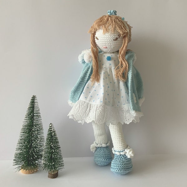 Poupée Amigurumi Fait Main au Crochet,Poupée Artisanale Décoration Chambre Enfant,Poupée Souple en Coton,Poupée Robe Blanche et Manteau Bleu