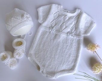 Ensemble pour Bébé 3 Mois Tricoté à la Main,Barboteuse Bébé Blanche avec Bonnet et Chaussons,Tenue Bébé Manches Courtes Unisexe Extra Douce