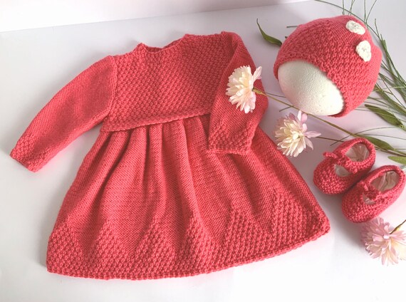 Vestido y gorro de bebe rosa fucsia tejido a mano vestido de manga larga para bebe