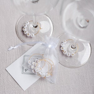 Marcadores de copa de vino personalizados con cuentas de letras oro/plata/oro rosa, colgante de copa de vino, favor de boda, juego de accesorios de vino de 2