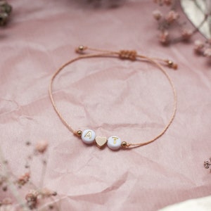 Armband mit Initialen und Herzperle Gold, Buchstabenperlen, Makrameearmband, personalisiert, Valentinstag, Muttertag