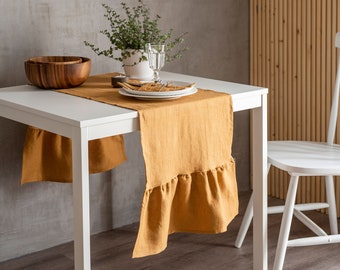 Senapsgula bordslöpare i linne med volang, mjukt linne