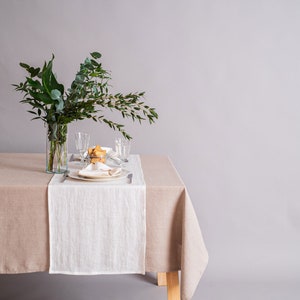 Caminho de mesa em linho branco macio: decoração de mesa sustentável