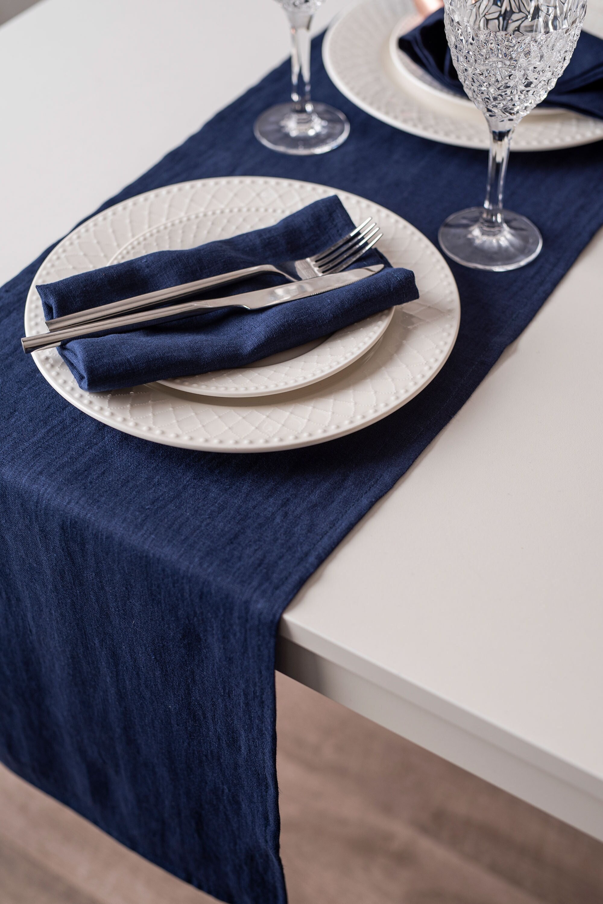 Chemin de table élégant satin bleu marine et rose gold REF/7797