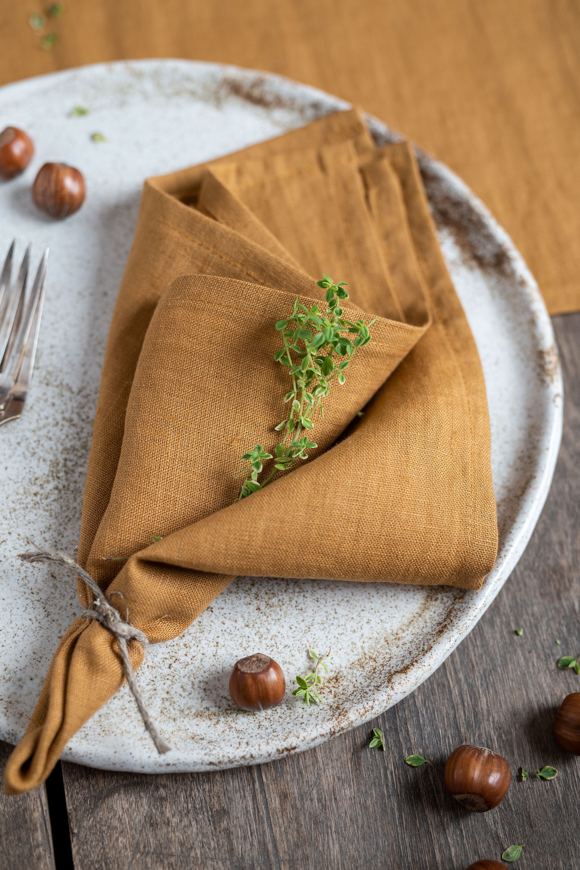 Салфетки изо льна. Льняные салфетки. Дорожки на льняных скатертях. Льняная салфетка на столе. Льняные салфетки.