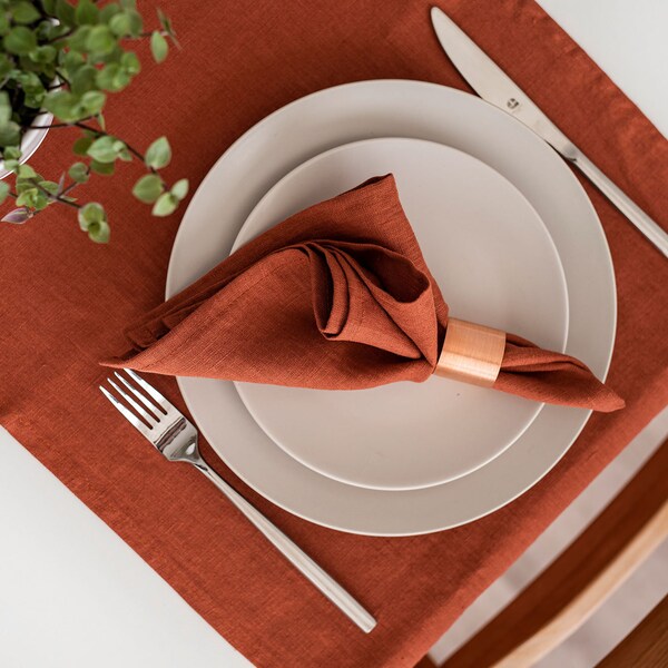 Serviette en lin. Serviette de table en lin ramolli. Serviettes orange brûlées. Lot de 2, 4, 6, 8 ou 12 serviettes. Décoration de table rustique. Serviettes en tissu