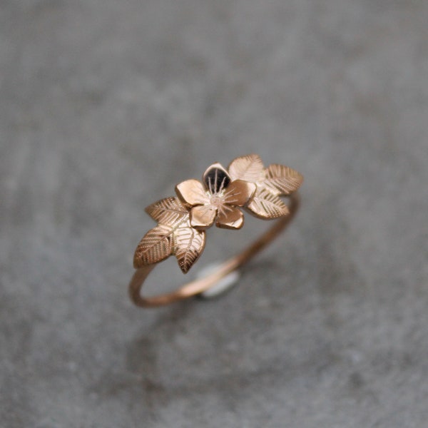 Bague fleur et feuilles gravées en or rose 18k