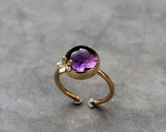 Amethyst ring and engraved flower