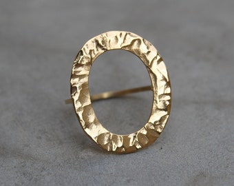 Oval hammered and gold-plated ring