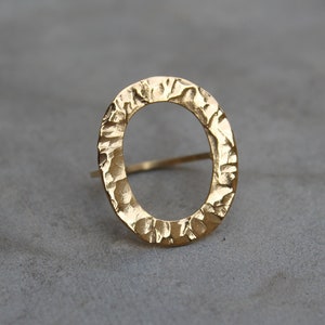 Hammered and gold-plated oval ring