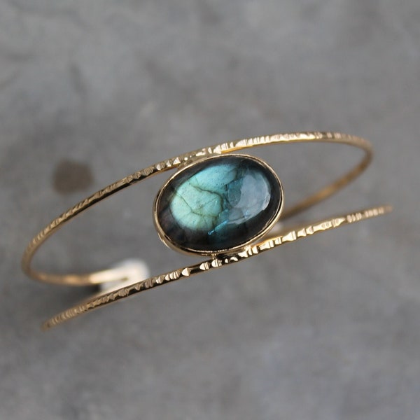 Bracelet martelé plaqué or et labradorite